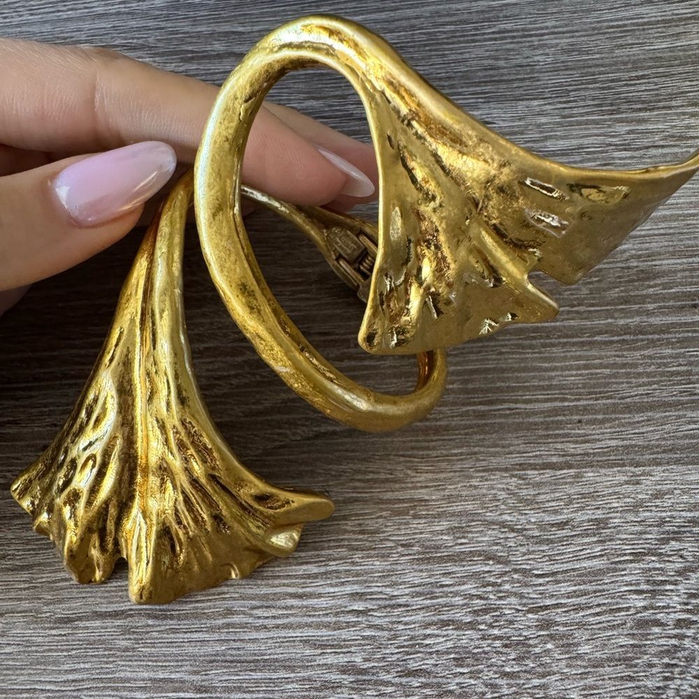 Elegant Gold Leaf Bracelet A1500 - Picture 2 of 3